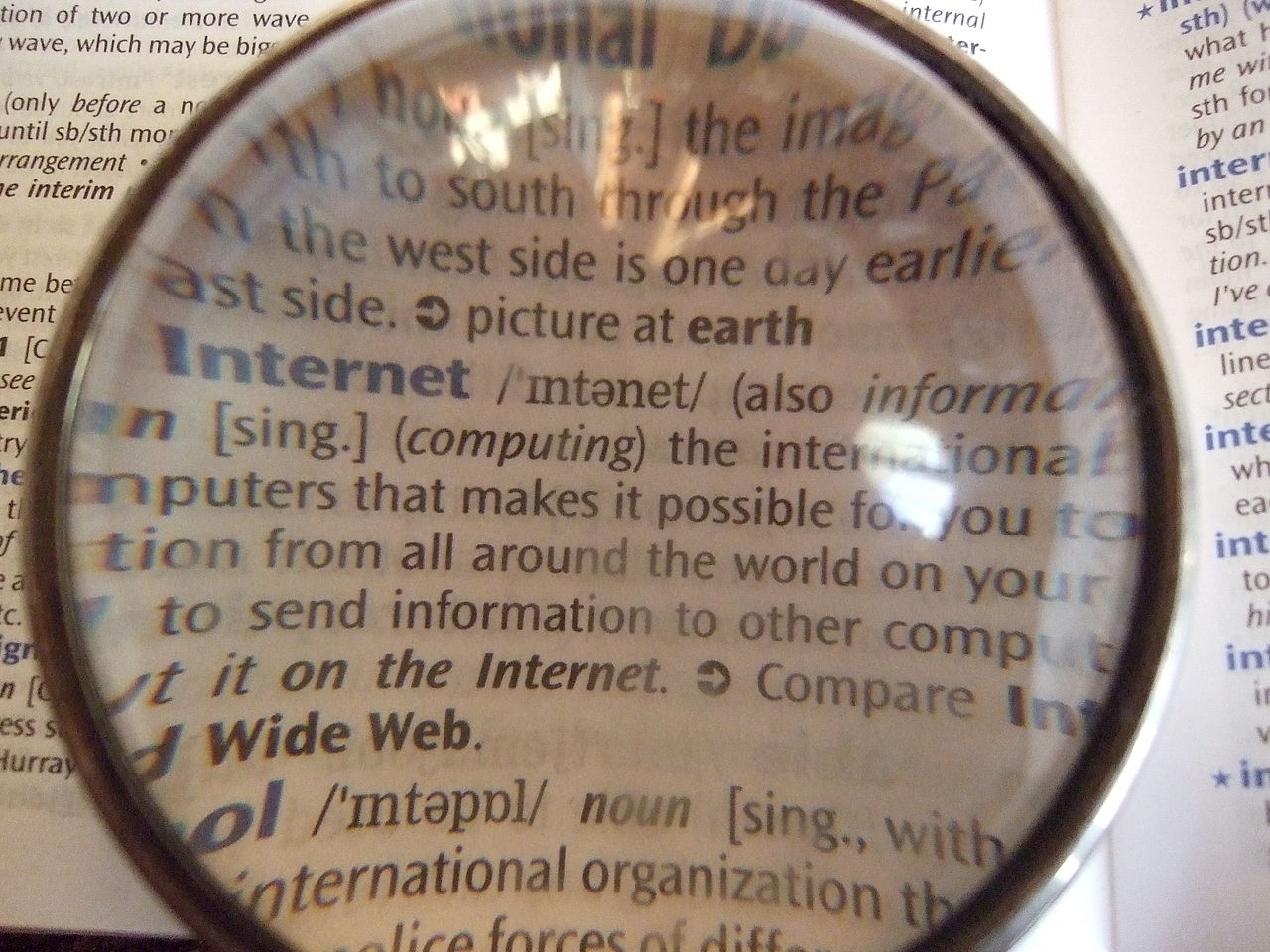 1280px-Dictionary_through_lens